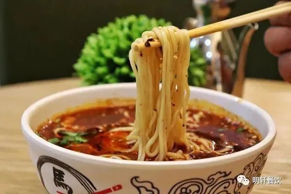 兰州牛肉面：时光流转中的味觉乡愁，万店如一的经典传承